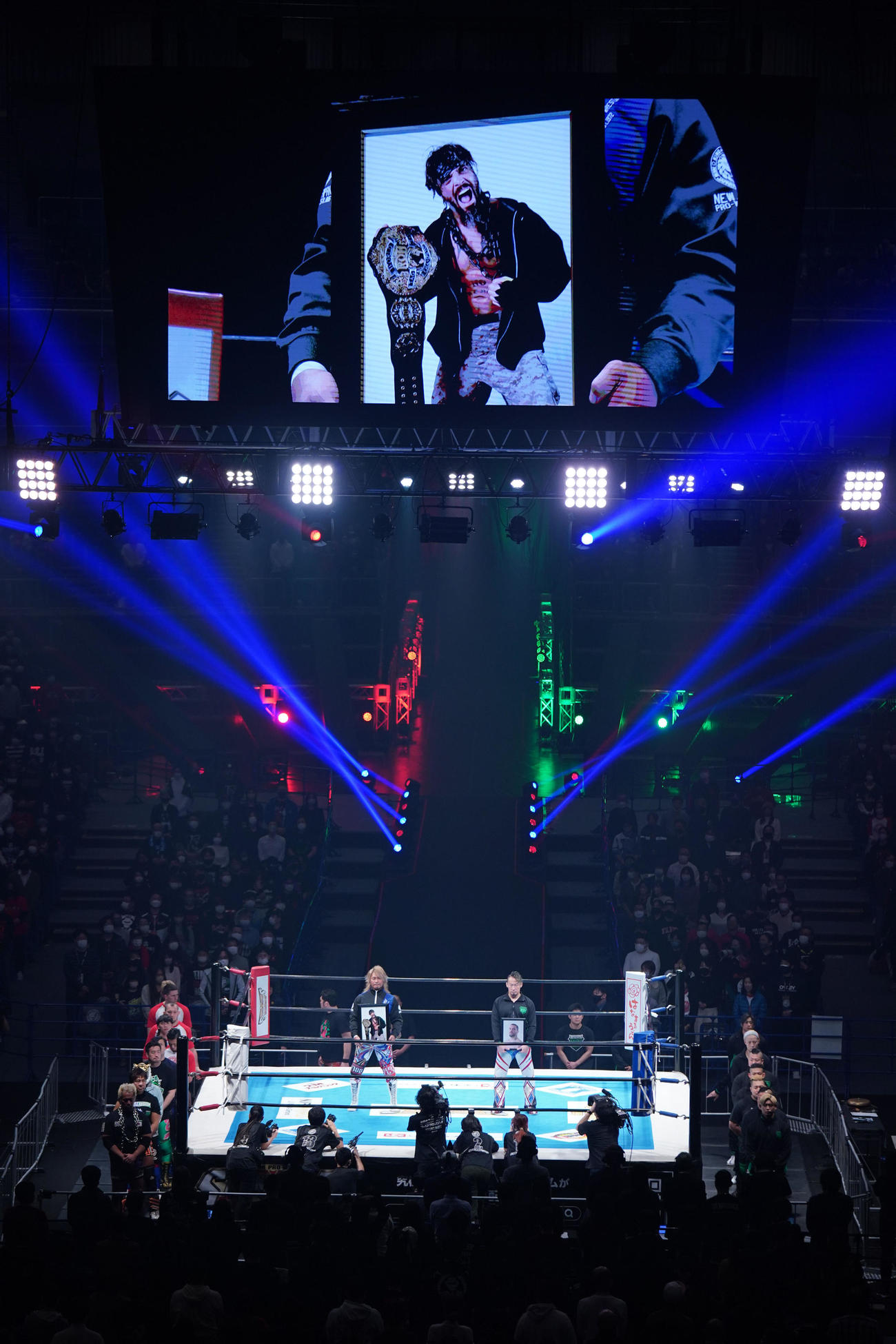 試合前、故ジェイ・ブリスコ氏をしのびテンカウントを行うノア、新日本プロレスの選手たち（撮影・垰建太）