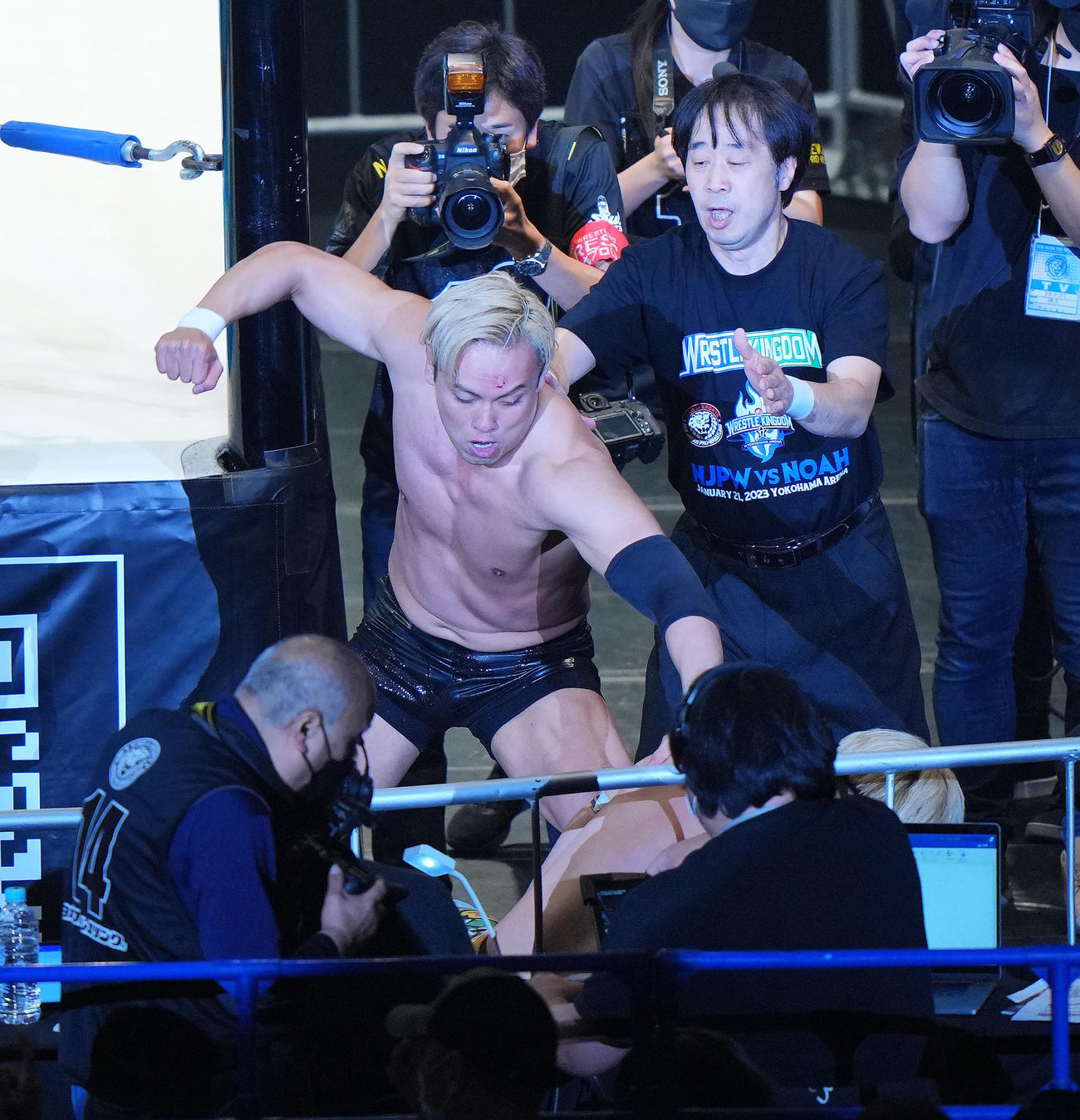 真壁刀義、オカダ・カズチカ組対稲村愛輝、清宮組　場外で清宮海斗に怒り狂うオカダ（撮影・垰建太）