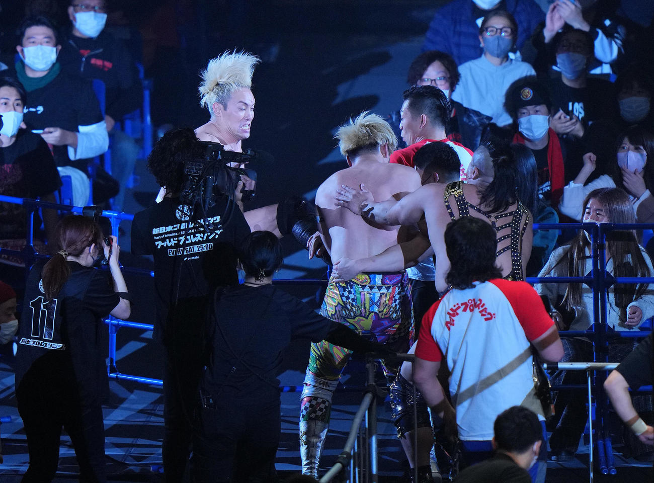 真壁刀義、オカダ・カズチカ組対稲村愛輝、清宮海斗組　無効試合となるも清宮（中央右）の挑発に怒り襲いかかるオカダ（同左）（撮影・垰建太）