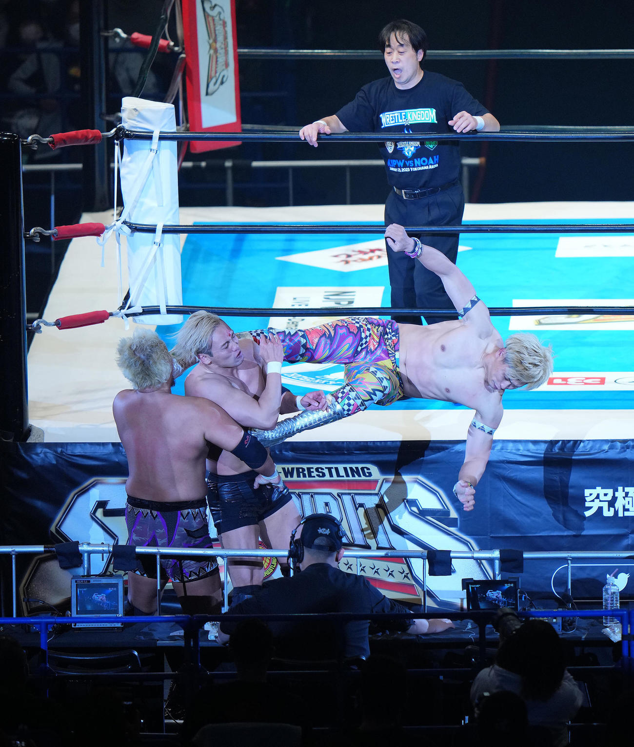 オカダ・カズチカ組対稲村愛輝、清宮海斗組　場外でやりあうオカダ（左から2人目）と清宮（撮影・垰建太）