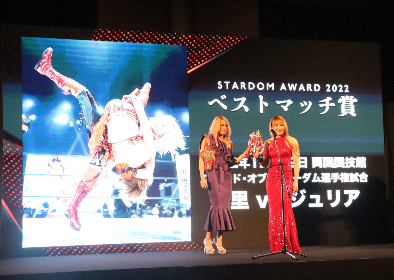 スターダム高田馬場大会　ベストマッチ賞に輝いた朱里（右）とジュリアは記念撮影に応じる（撮影・松熊洋介）