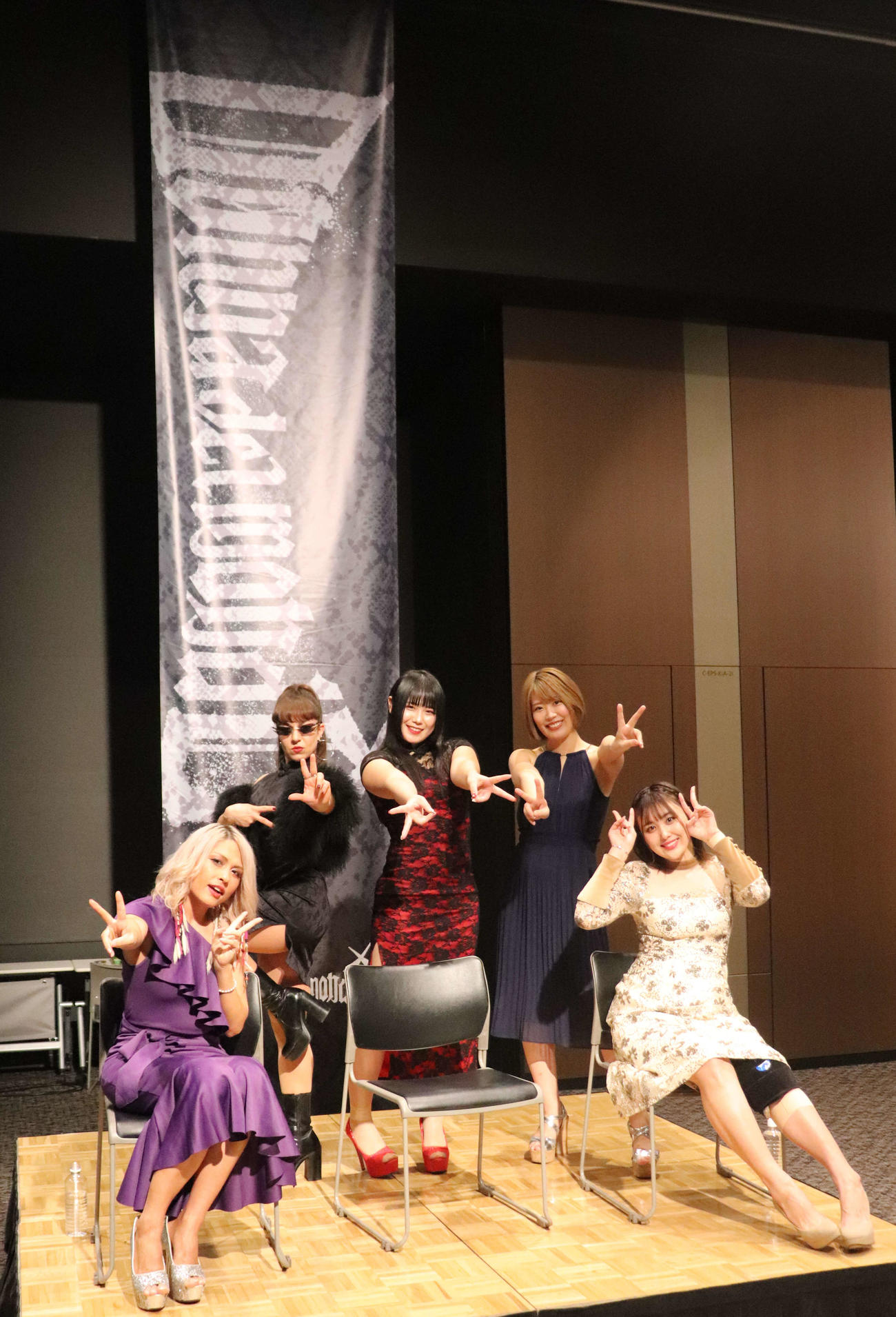 スターダム高田馬場大会　撮影会に臨んだDonna del Mondoのメンバー（撮影・松熊洋介）