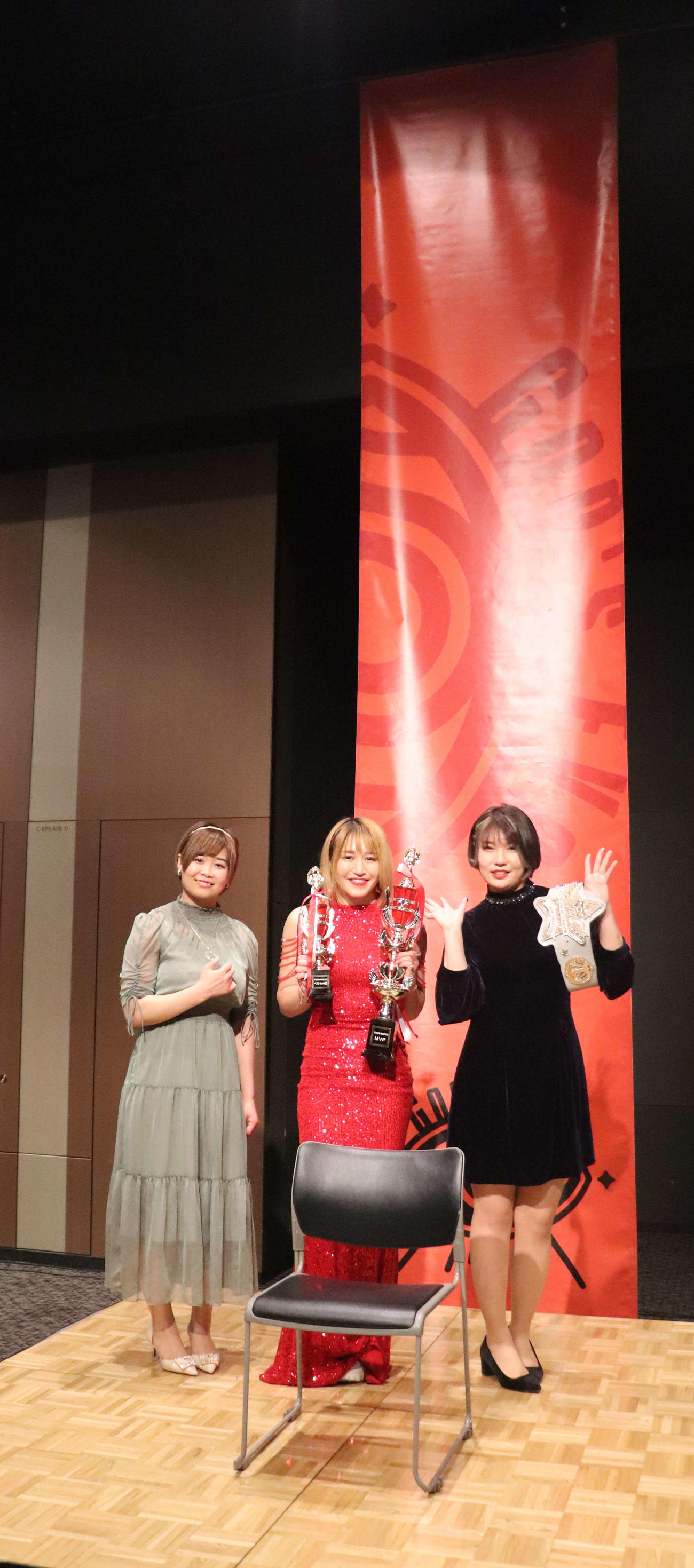 スターダム高田馬場大会　撮影会に臨んだGod's Eyeのメンバー（撮影・松熊洋介）