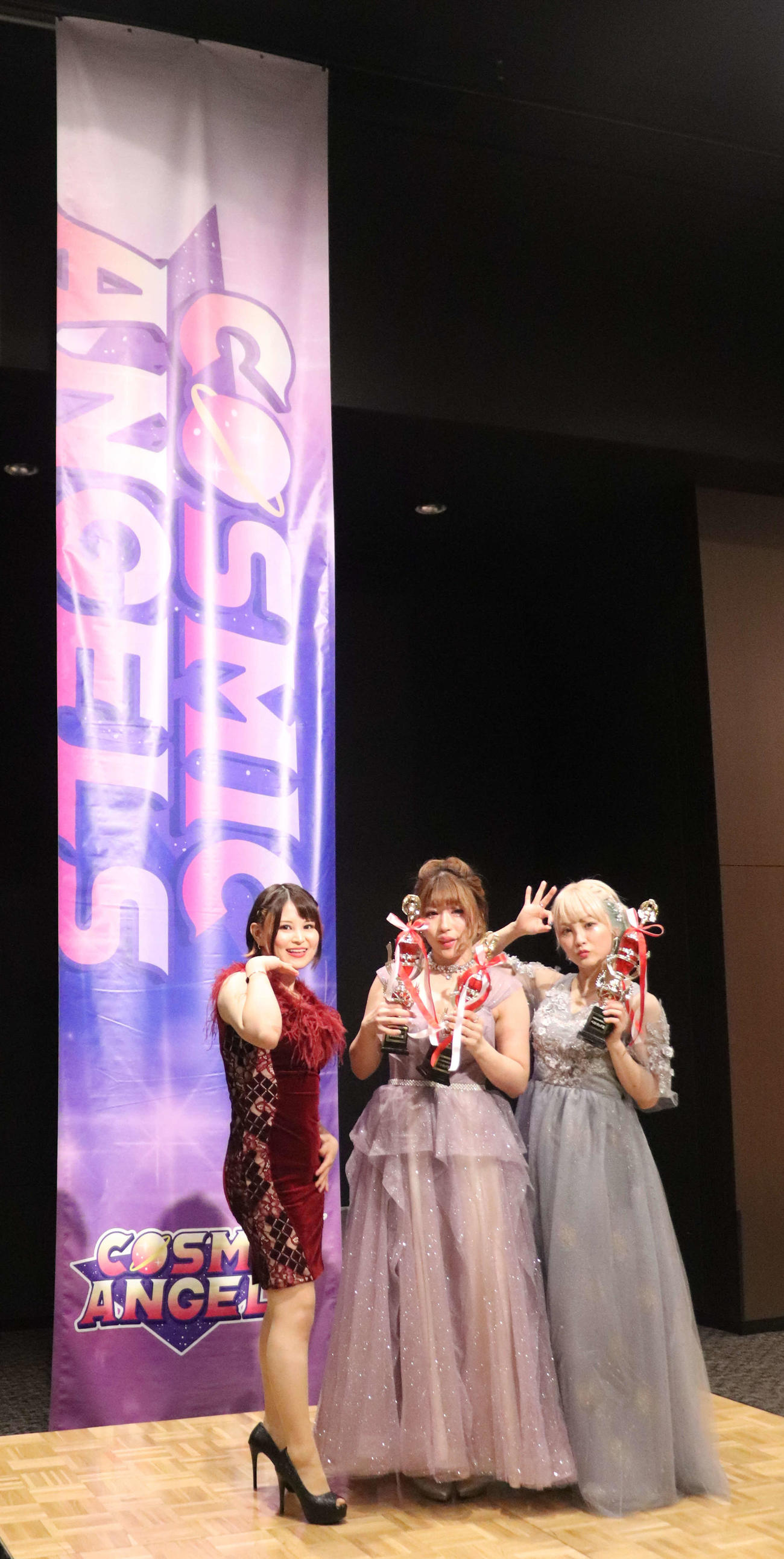 スターダム高田馬場大会　撮影会に臨んだCOSMIC ANGELSのメンバー（撮影・松熊洋介）