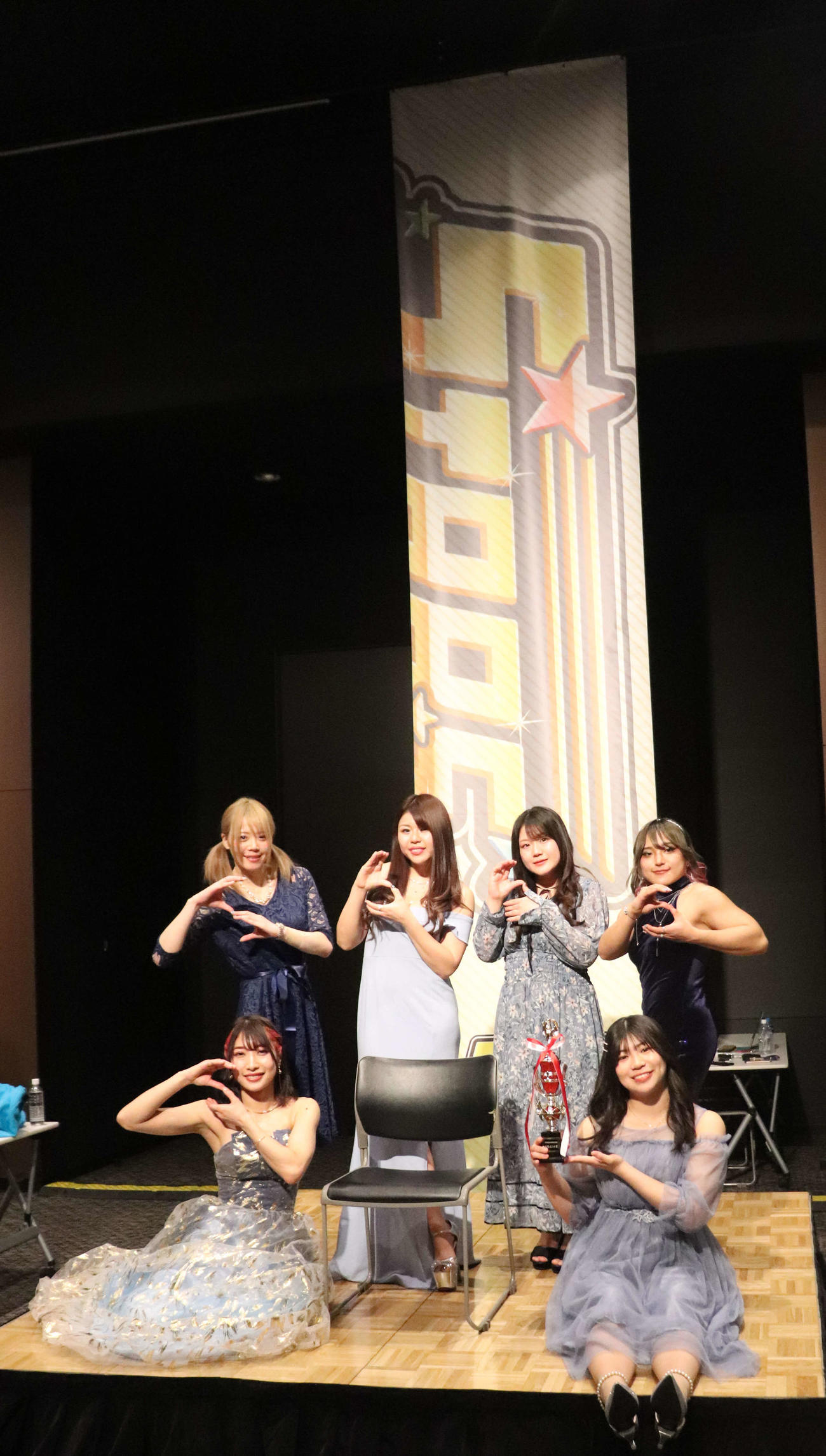 スターダム高田馬場大会　撮影会に臨んだSTARSのメンバー（撮影・松熊洋介）