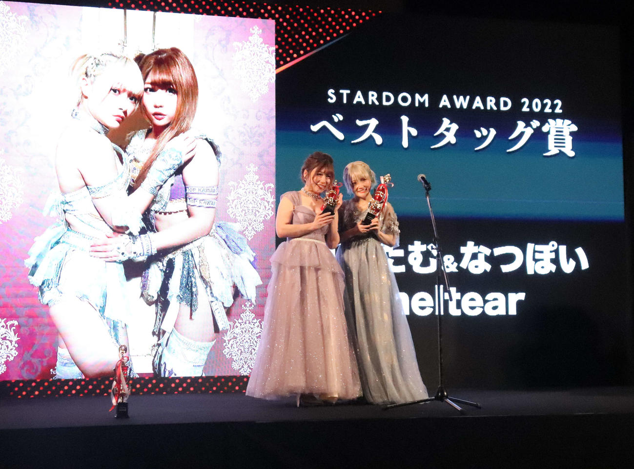 スターダム高田馬場大会　ベストタッグ賞に輝いたmeltearの中野たむ（左）となつぽい（撮影・松熊洋介）