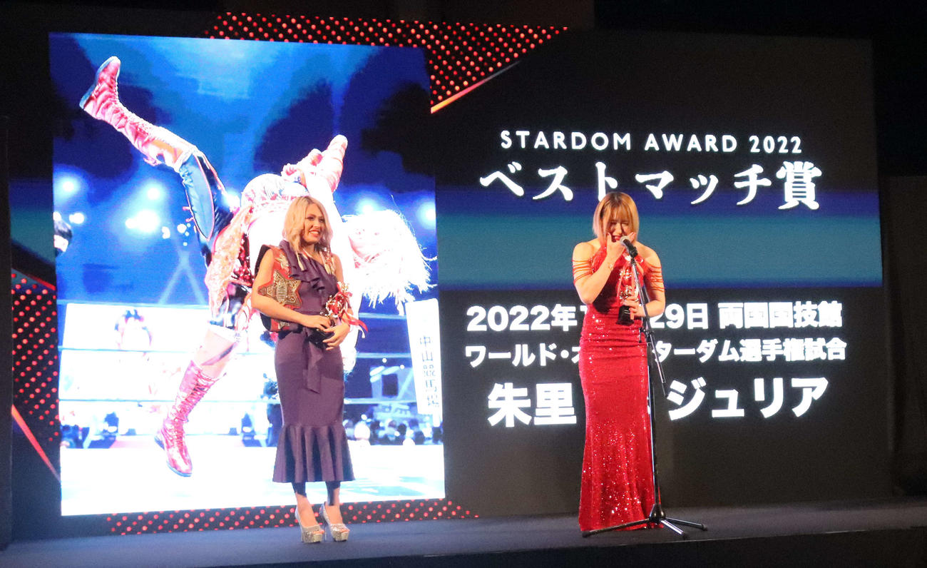 スターダム高田馬場大会　ベストマッチ賞に輝いた朱里（右）とジュリア（撮影・松熊洋介）