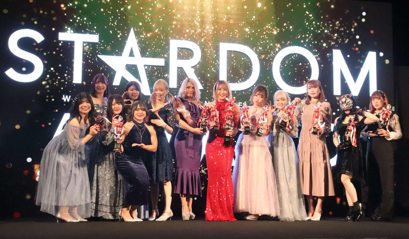 スターダム高田馬場大会　アワードで表彰された選手たちは笑顔で記念撮影（撮影・松熊洋介）
