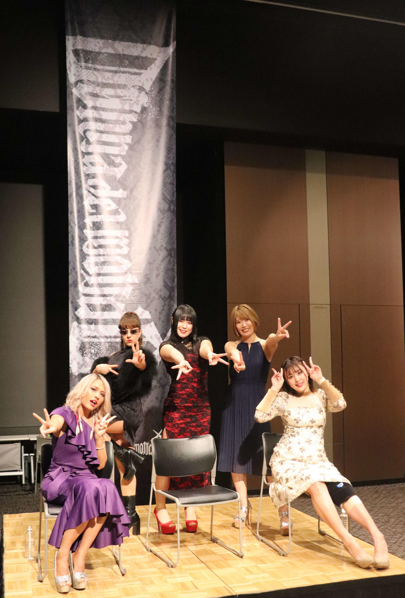 スターダム高田馬場大会　撮影会に臨んだDonna del Mondoのメンバー（撮影・松熊洋介）