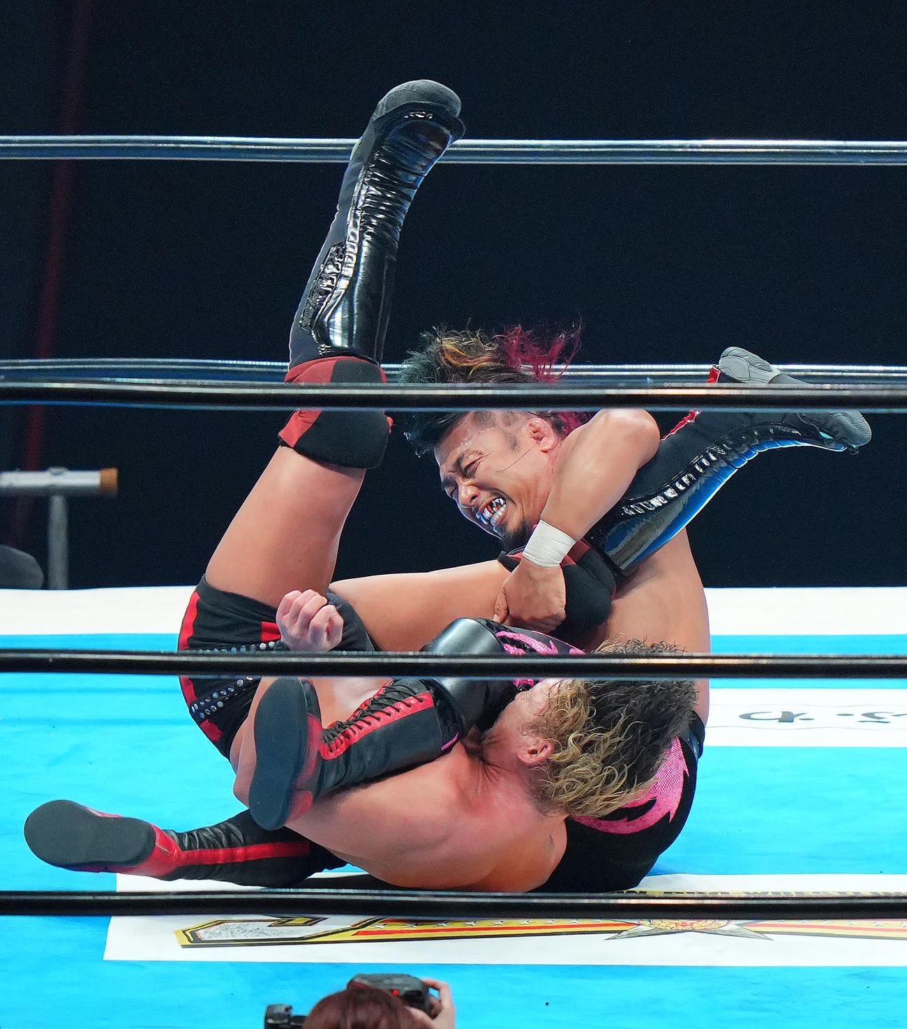 鷹木信悟対中嶋勝彦　中嶋（下）にラスト・オブ・ザ・ドラゴンを決める鷹木（撮影・垰建太）