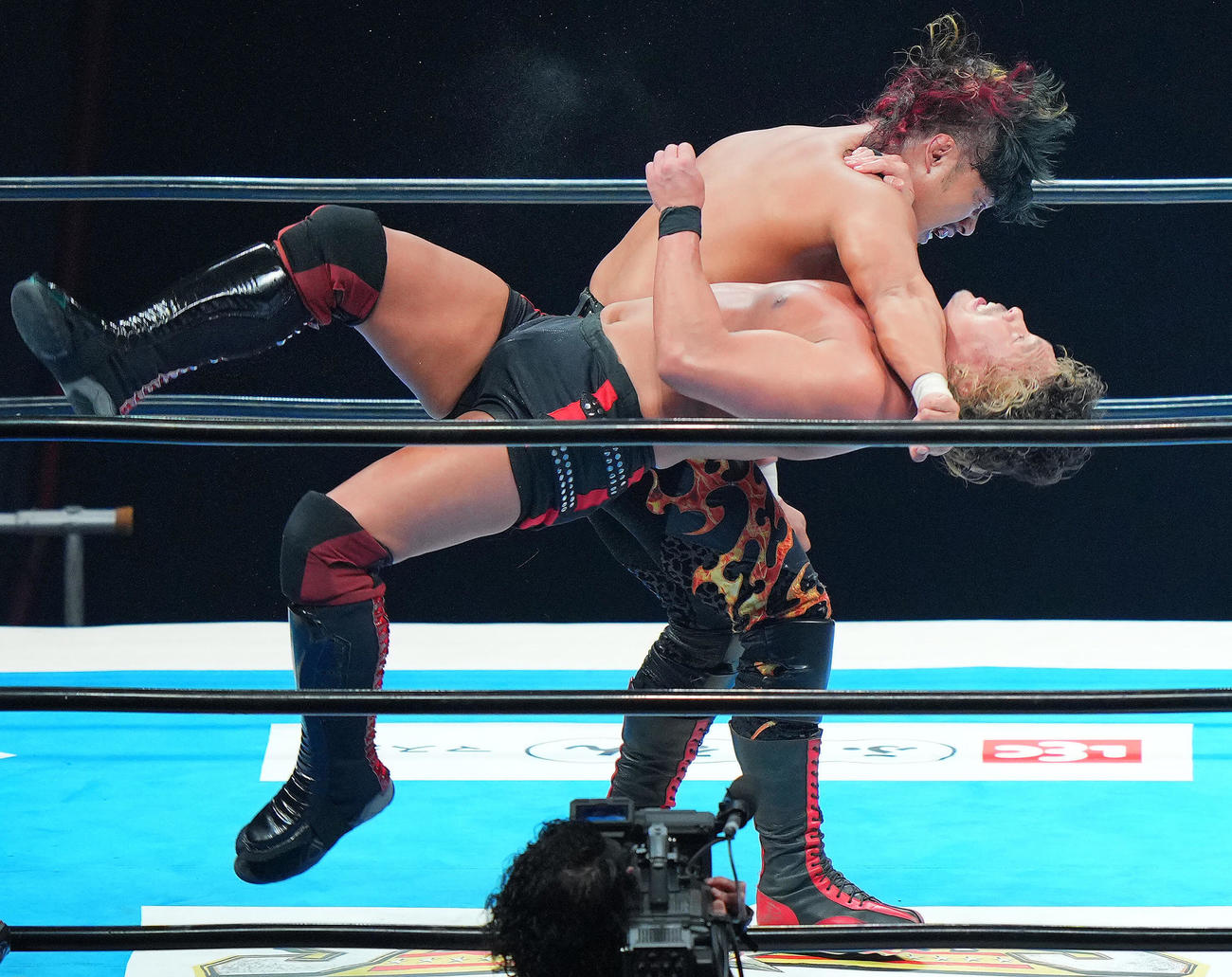 鷹木信悟対中嶋勝彦　中嶋（手前）に強烈なラリアートを見舞う鷹木（撮影・垰建太）