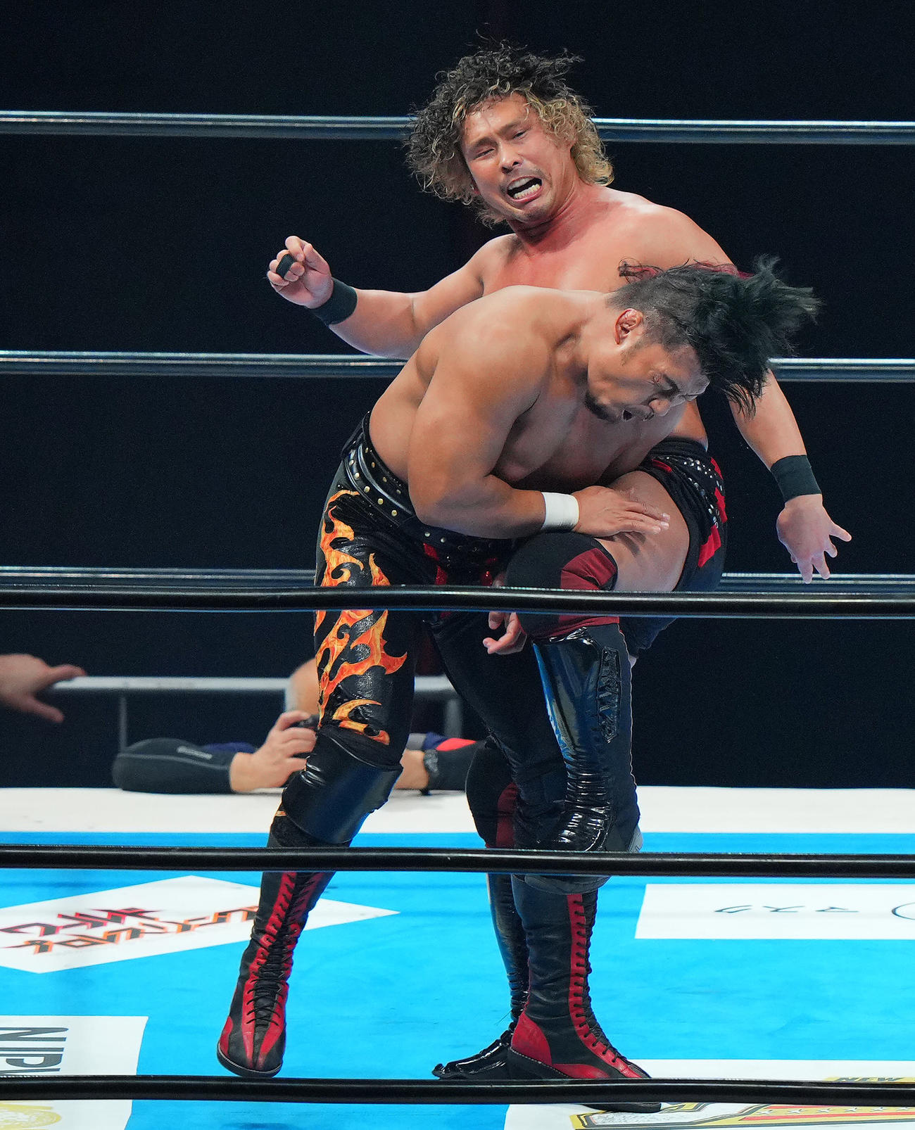 鷹木信悟対中嶋勝彦　鷹木（手前）に強烈な蹴りを入れる中嶋（撮影・垰建太）