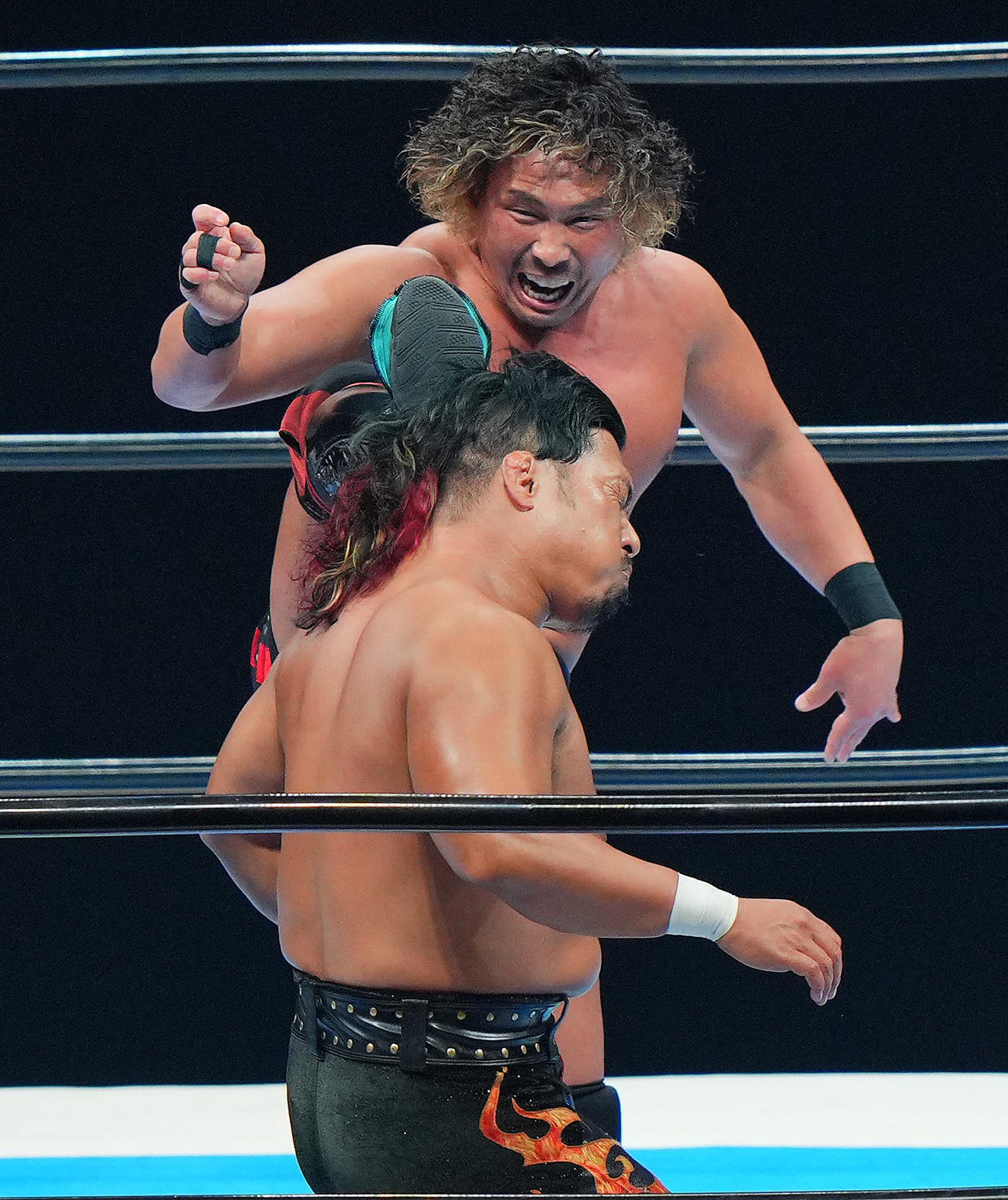 鷹木信悟対中嶋勝彦　鷹木（手前）に強烈な蹴りを入れる中嶋（撮影・垰建太）
