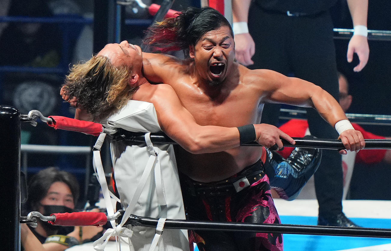 鷹木信悟対中嶋勝彦　中嶋（左）に強烈なラリアートを見舞う鷹木（撮影・垰建太）