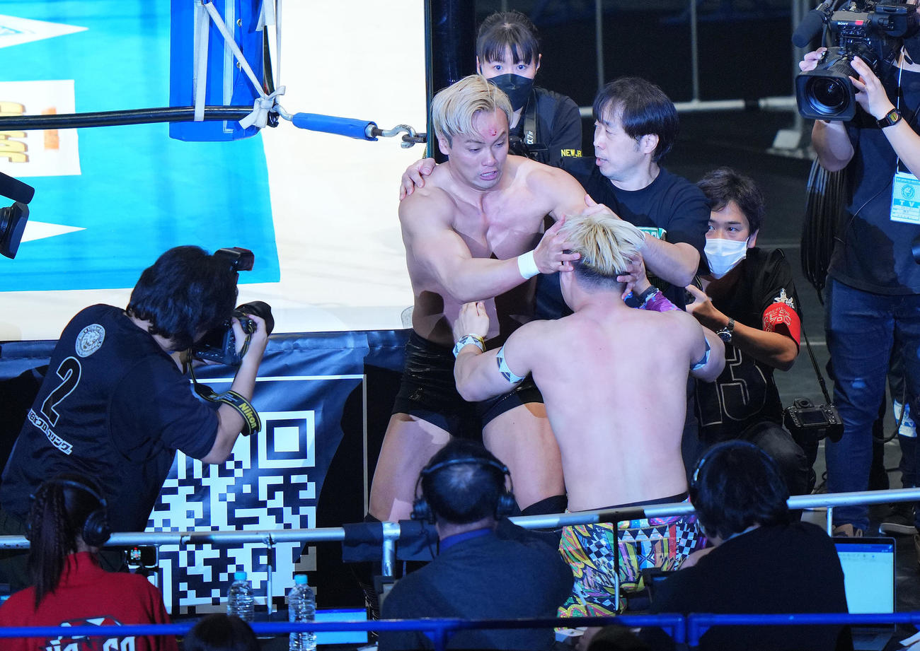 真壁刀義、オカダ・カズチカ組対稲村愛輝、清宮組　場外で清宮（右）に怒り狂うオカダ（撮影・垰建太）