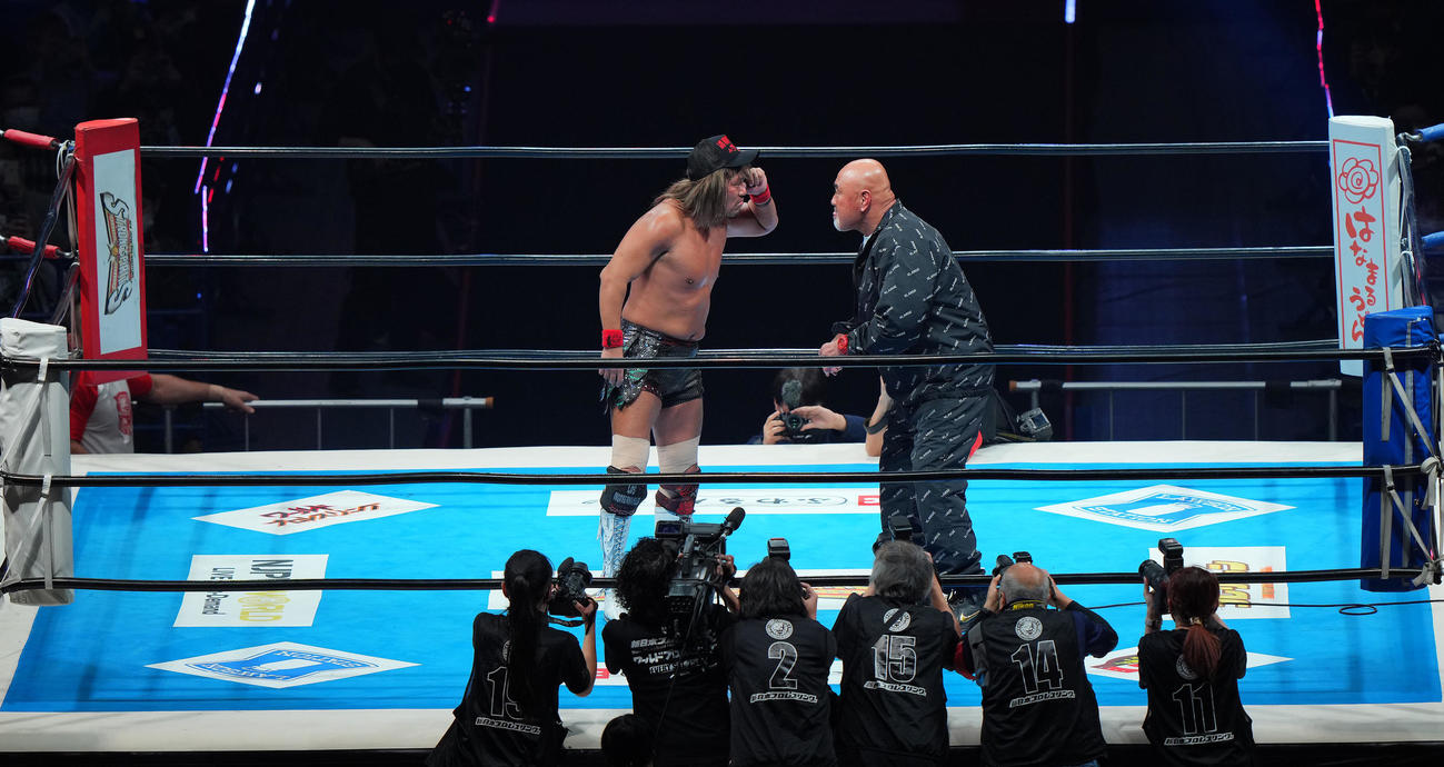 対戦が決まりリング中央でにらみ合う内藤（左）と武藤（撮影・垰建太）