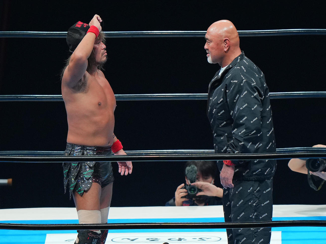対戦が決まりリング中央でにらみ合う内藤（左）と武藤（撮影・垰建太）