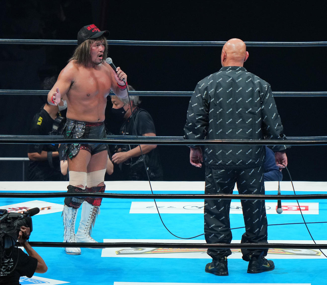 内藤哲也対拳王　試合後、リングに上がった武藤（右）から対戦を申し込まれ返事をする内藤（撮影・垰建太）