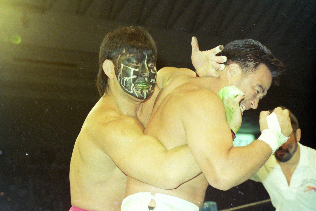 90年9月7日、サムライ・シロー（越中詩郎）（右）を攻めるグレート・ムタ