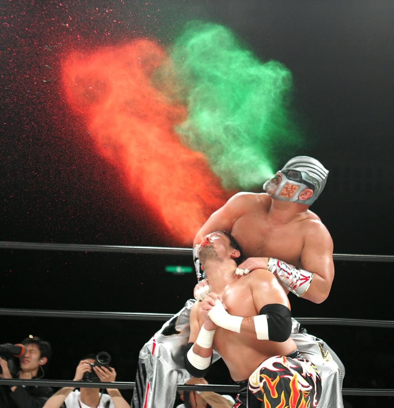 07年2月、毒霧を噴くグレート・ムタ（上）とTAJIRI