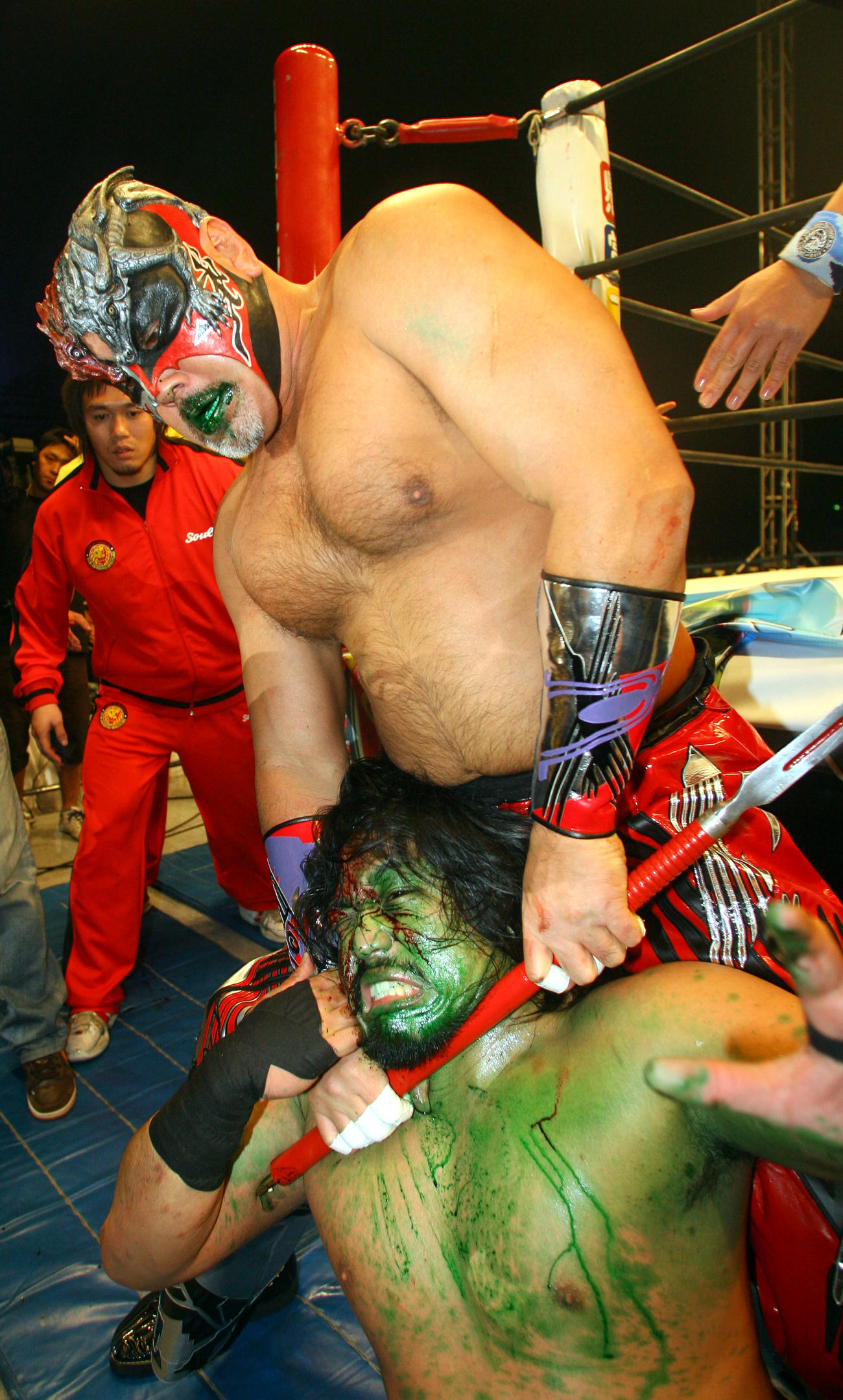 08年1月、新日本東京ドーム大会　場外で後藤を凶器でいたぶるグレート・ムタ