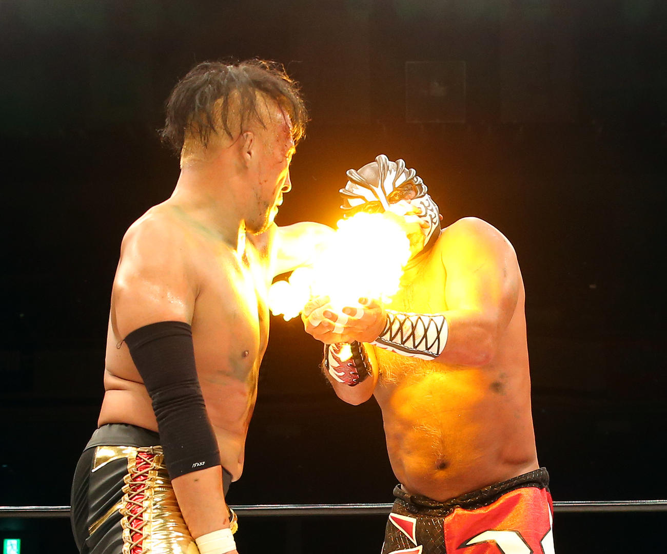 19年11月、グレート・ムタ対丸藤正道　丸藤（左）に火炎攻撃を浴びせるグレート・ムタ