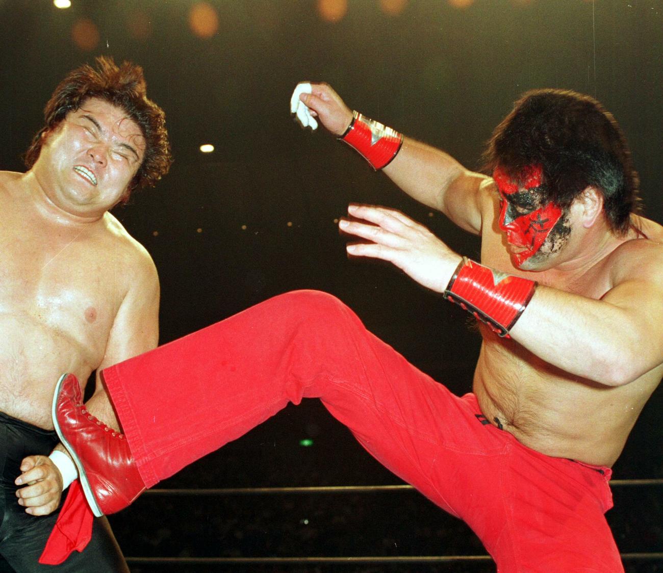 92年9月、IWGP選手権　橋本真也を攻めるグレート・ムタ（右）