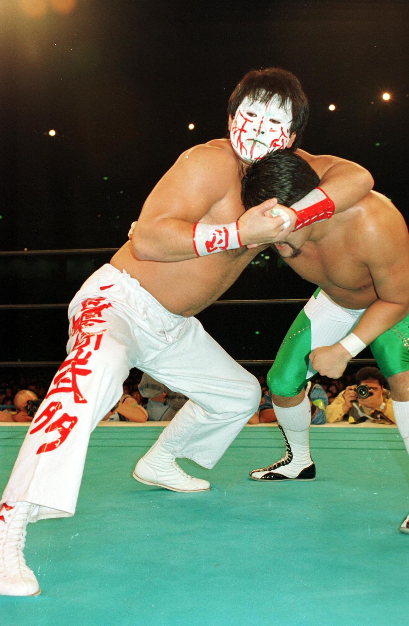 93年1月、新日本IWGPヘビー級選手権で蝶野正洋（右）にヘッドロックを決めるグレート・ムタ