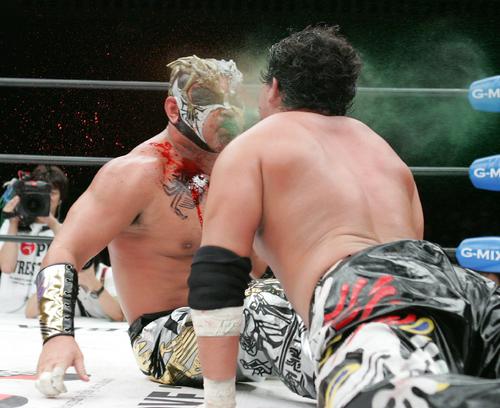 06年8月、TAJIRIと同時に毒霧をかけるグレート・ムタ