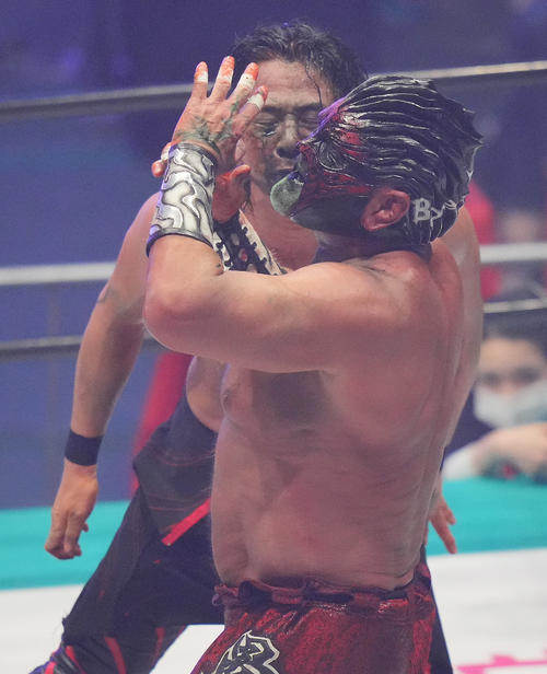 23年1月1日、SHINSUKE NAKAMURA（後方）の毒霧を食らうムタ