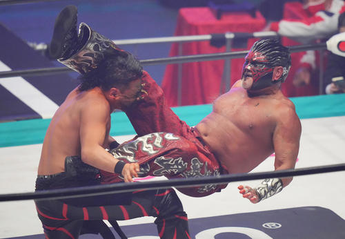 23年1月1日、SHINSUKE NAKAMURA（左）に閃光妖術を見舞うムタ
