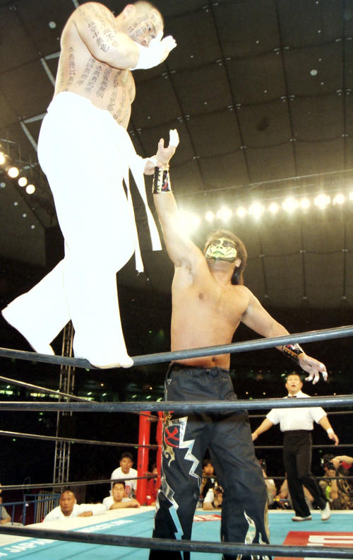 96年4月、新崎人生と対戦するグレート・ムタ