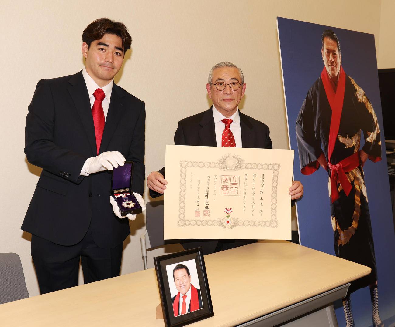 アントニオ猪木さんへの叙位・叙勲の拝受を終え、会見で1月23日にちなみ「ダー」で祝う孫の寛太さん（左）と弟の啓介さん（撮影・野上伸悟）