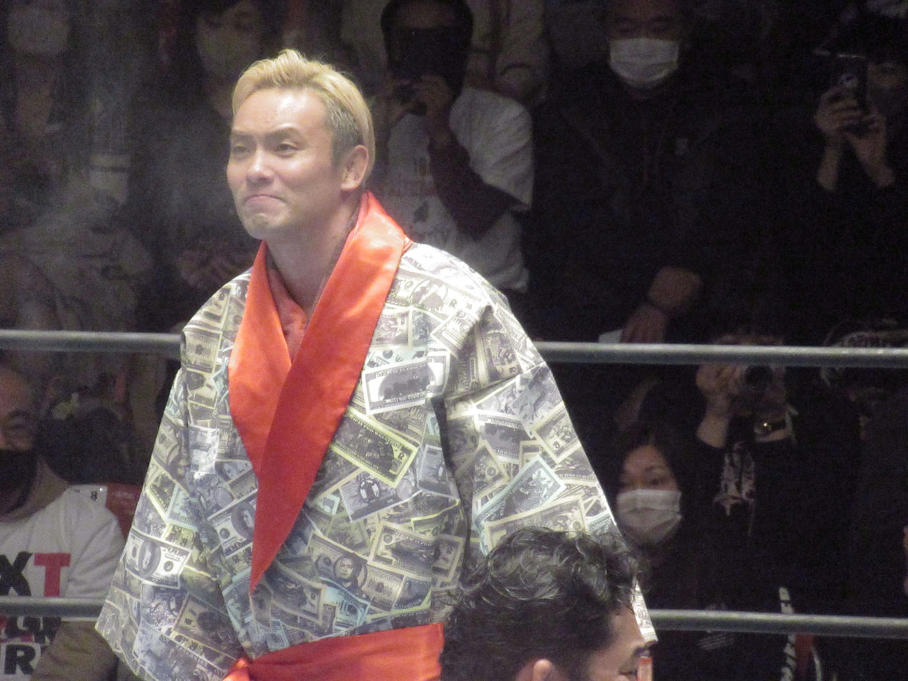試合前に引き締まった表情を見せるオカダ（撮影・勝部晃多）