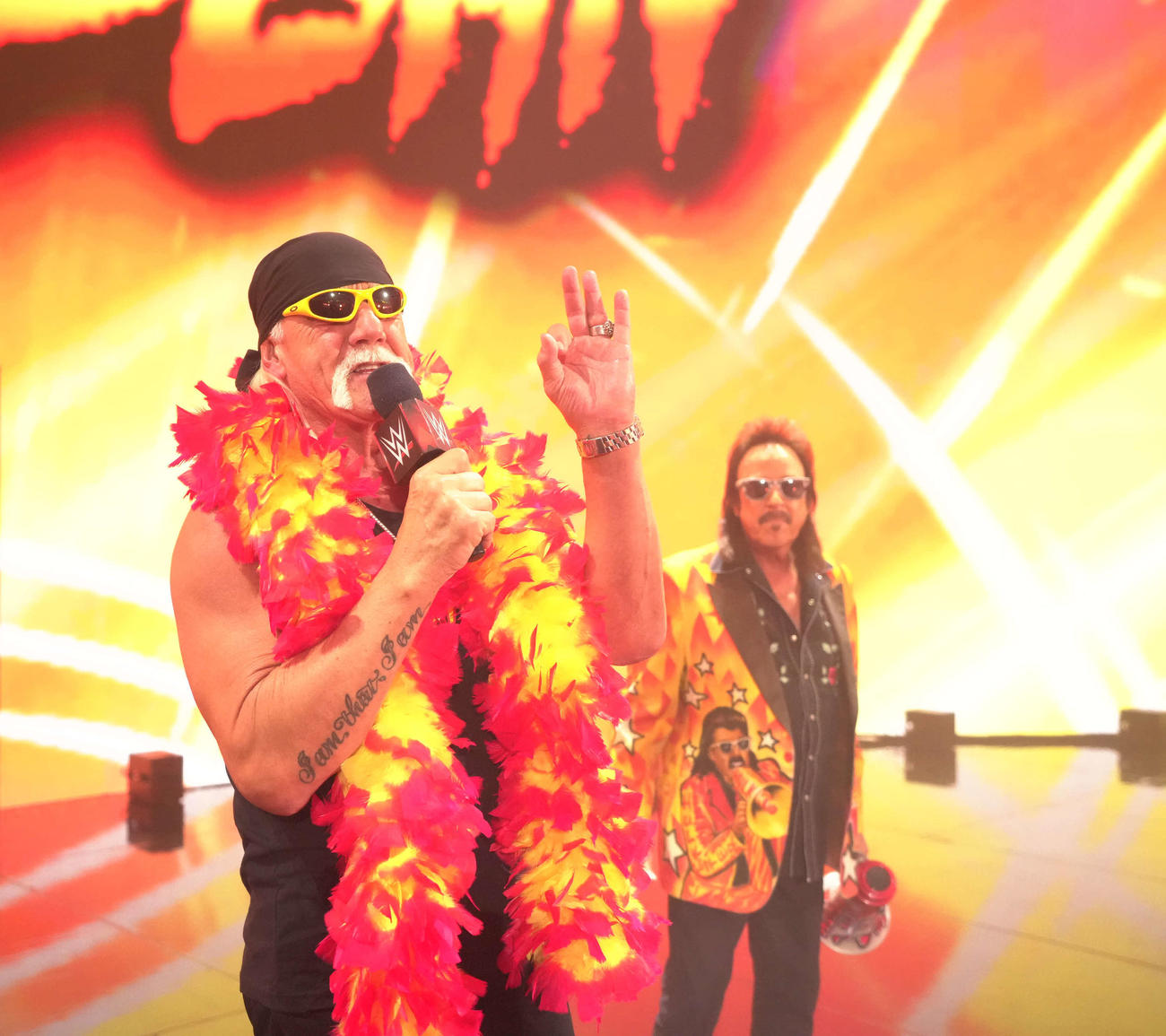 ジミー・ハート（右奥）と一緒にロウ30周年記念大会に登場したハルク・ホーガン（C）2023 WWE, Inc. All Rights Reserved.