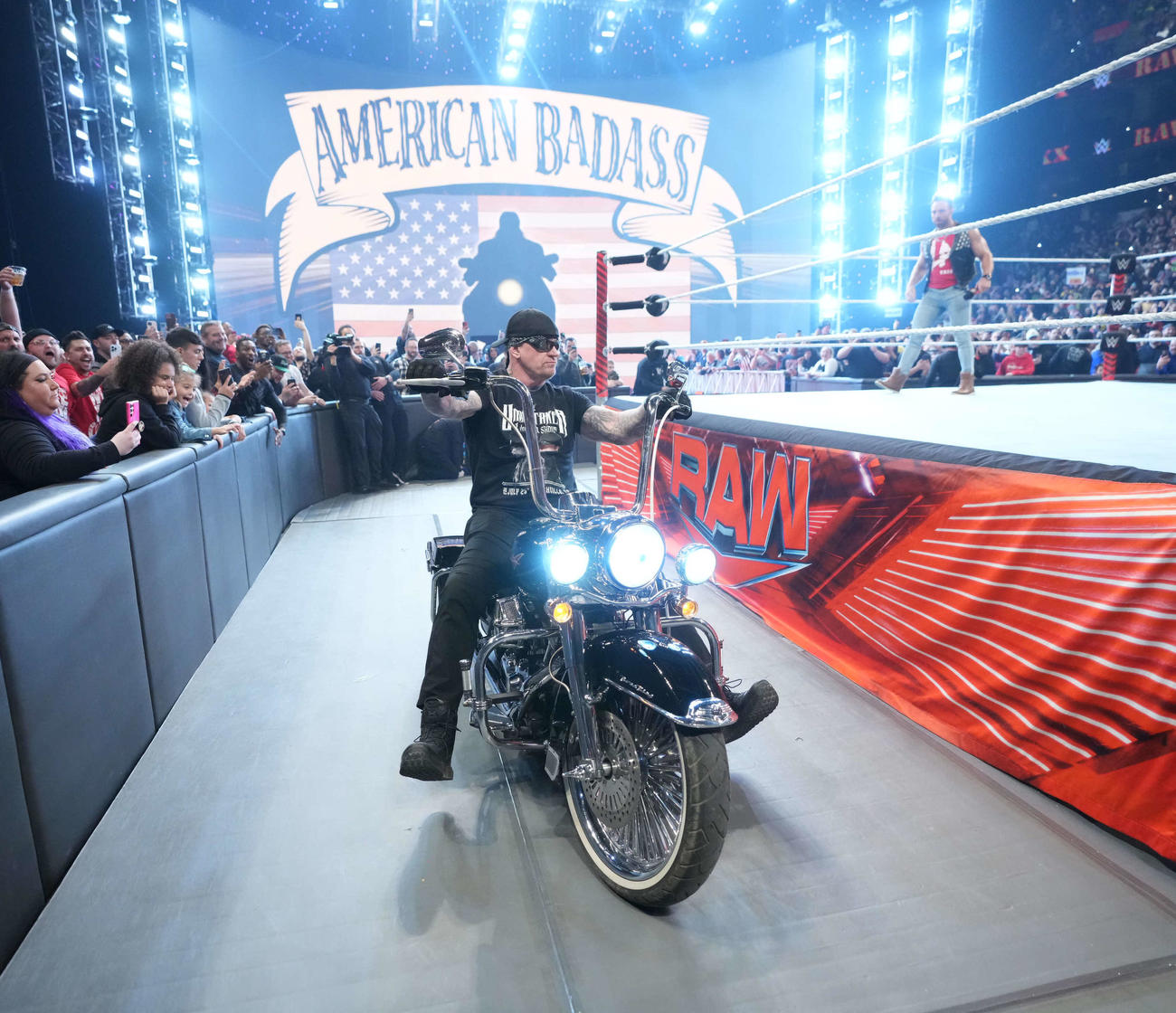 米国の不良中年スタイル「アメリカン・バッド・アス」で登場したジ・アンダーテイカー（C）2023 WWE, Inc. All Rights Reserved.