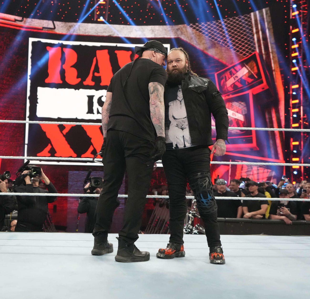 ブレイ・ワイアット（右）に何かを耳打ちしたジ・アンダーテイカー（C）2023 WWE, Inc. All Rights Reserved.