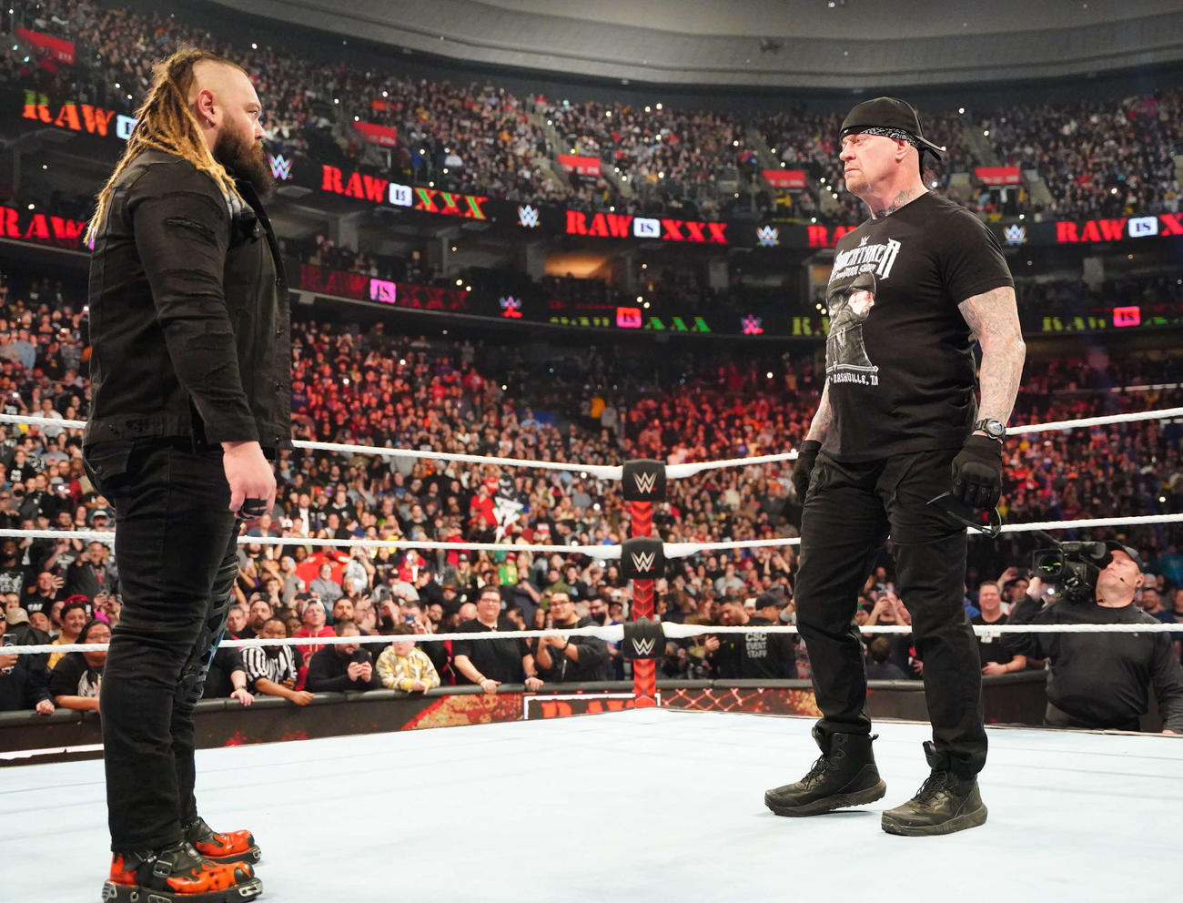 リングでブレイ・ワイアット（左）と向き合ったジ・アンダーテイカー（C）2023 WWE, Inc. All Rights Reserved.
