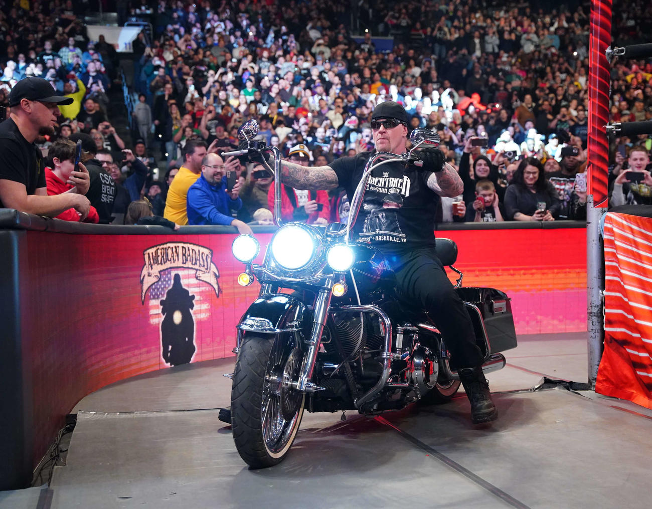 大型バイクに乗って会場に姿をみせたジ・アンダーテイカー（C）2023 WWE, Inc. All Rights Reserved.