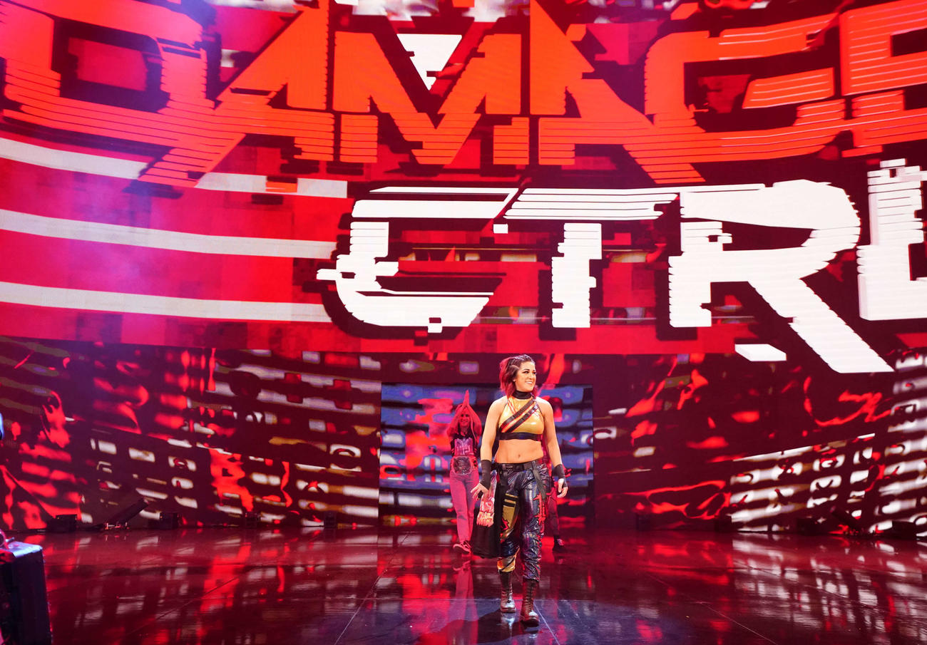 ベッキー・リンチとのスチールケージマッチのために入場したベイリー（C）2023 WWE, Inc. All Rights Reserved.