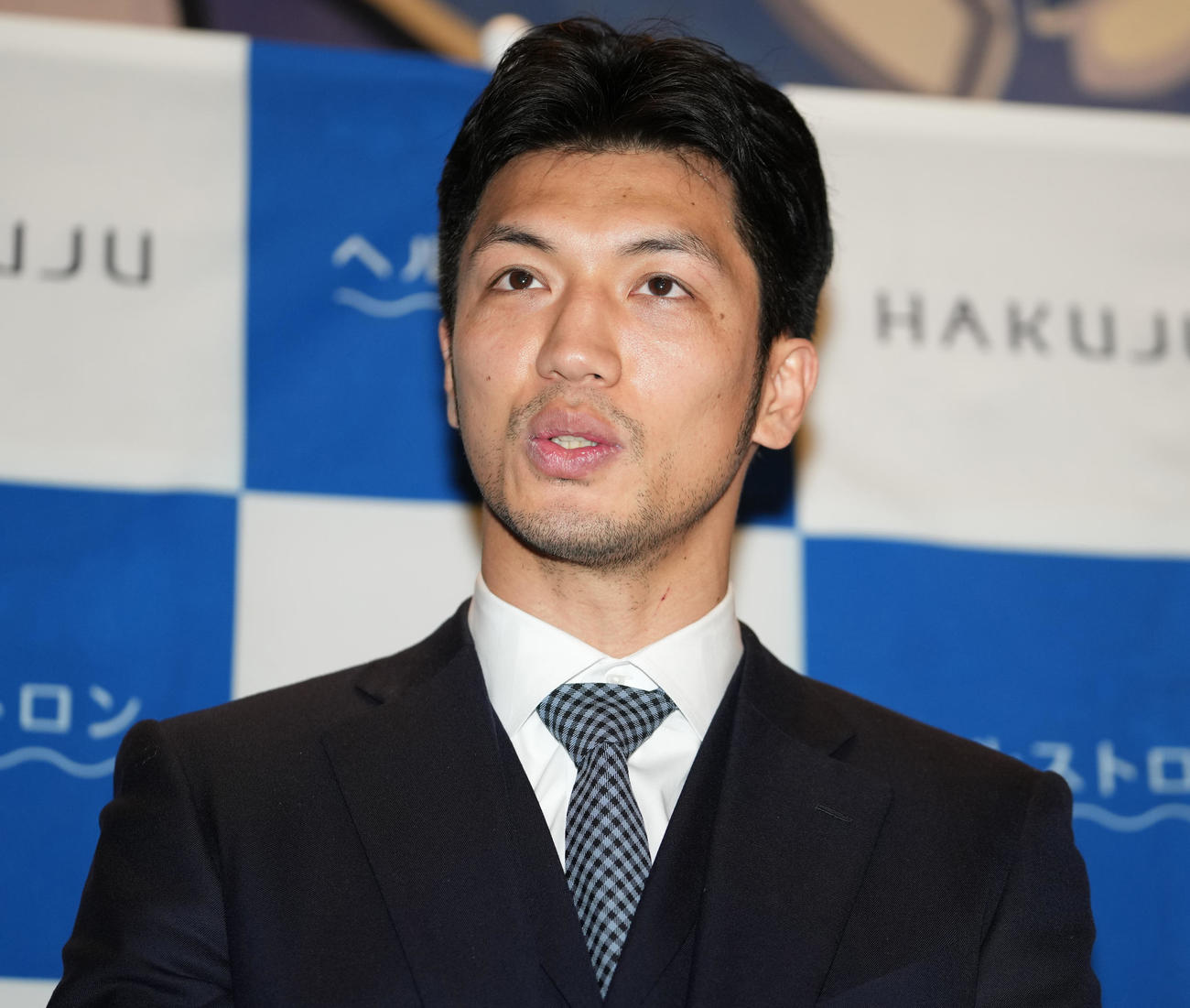 第13回日本スポーツ学会大賞受賞記念講演後、囲み取材に応じる村田（撮影・鈴木みどり）