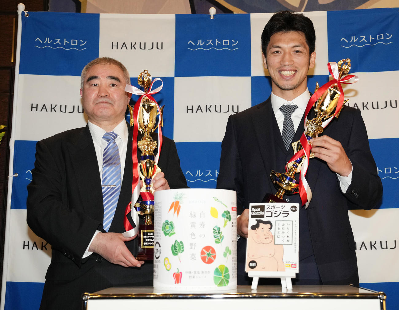 第13回日本スポーツ学会大賞を受賞し、トロフィーを手に笑顔の村田（右）と帝拳ジムの浜田代表（撮影・鈴木みどり）