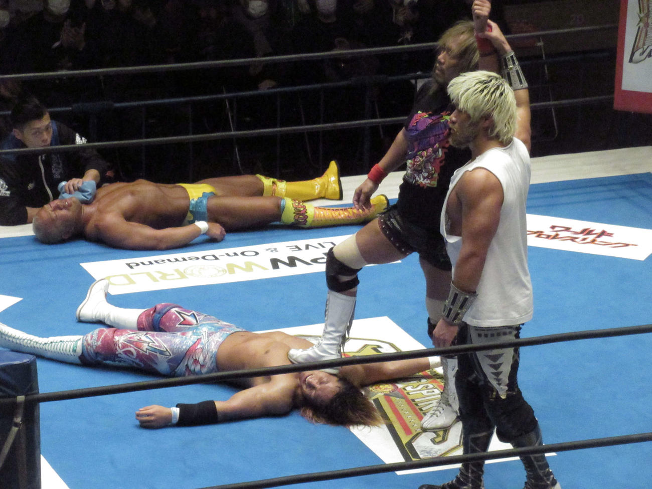海野（下）を下し、SANADAに勝ち名乗りを受ける内藤（撮影・勝部晃多）
