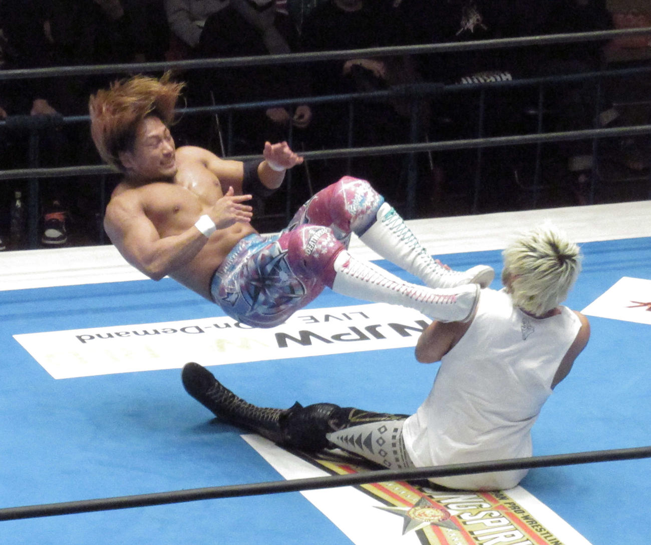 SANADA（右）にドロップキックを決める海野（撮影・勝部晃多）
