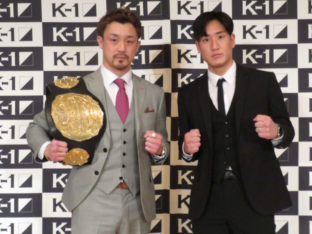スーパーライト級王者大和哲也（左）と挑戦者林健太