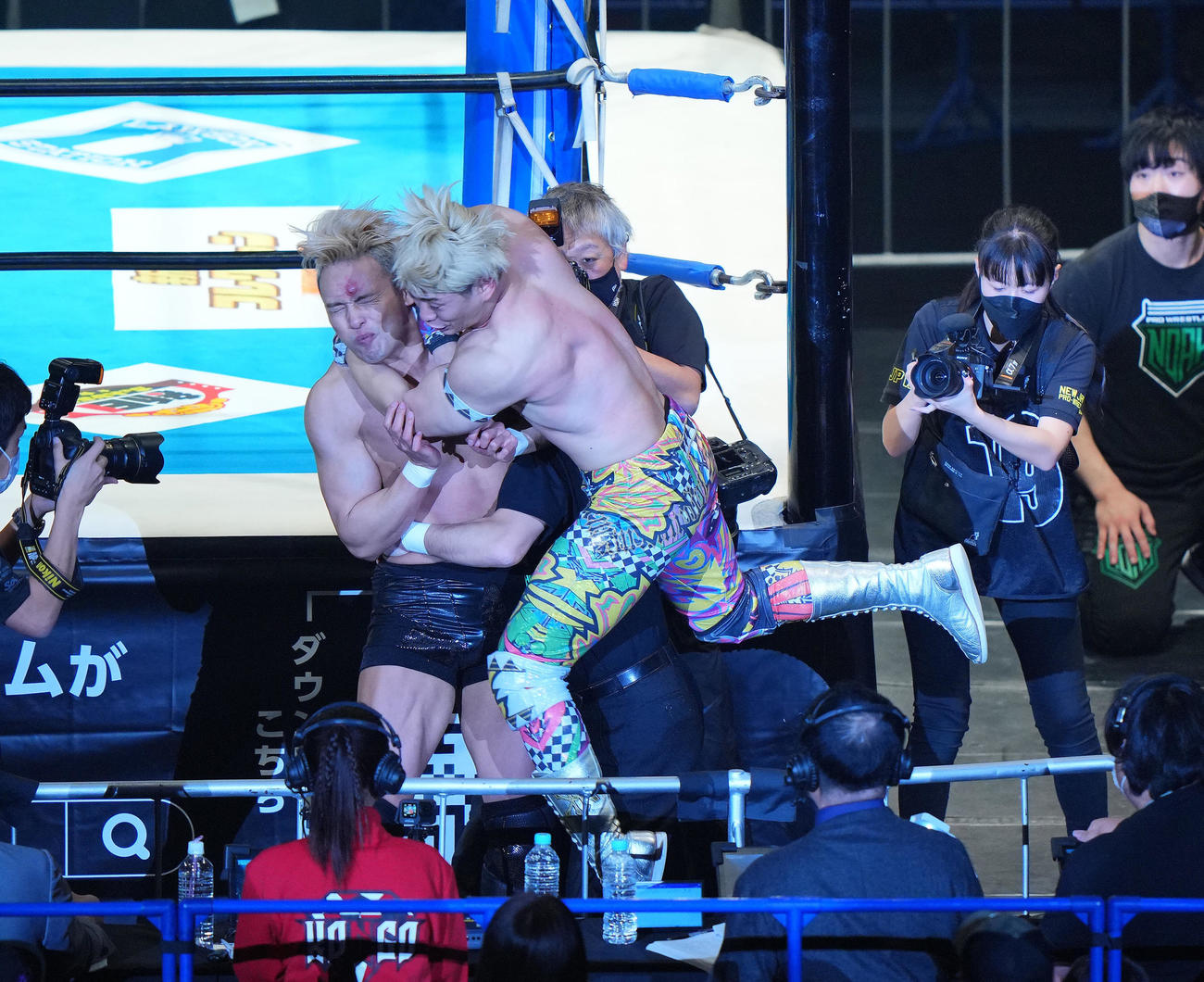 WRESTLE KINGDOM 17　場外でやりあうオカダ（左）と清宮（2023年1月撮影）