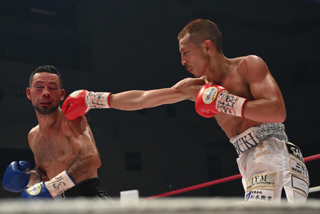 8回、チャコン（左）に右ストレートを放つ矢吹（撮影・前岡正明）