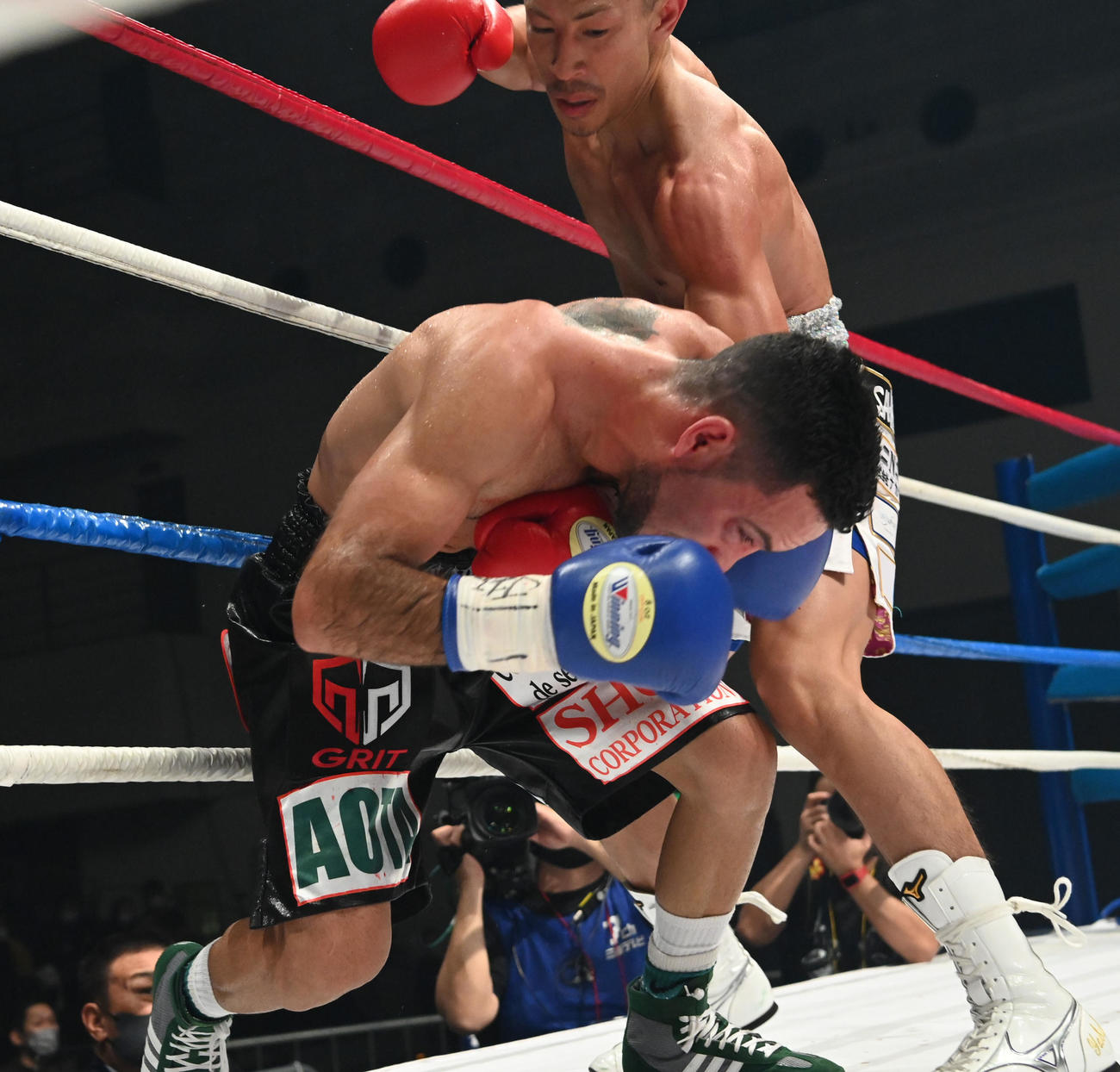 7回、チャコン（左）から左ボディーでダウンを奪う矢吹（撮影・前岡正明）