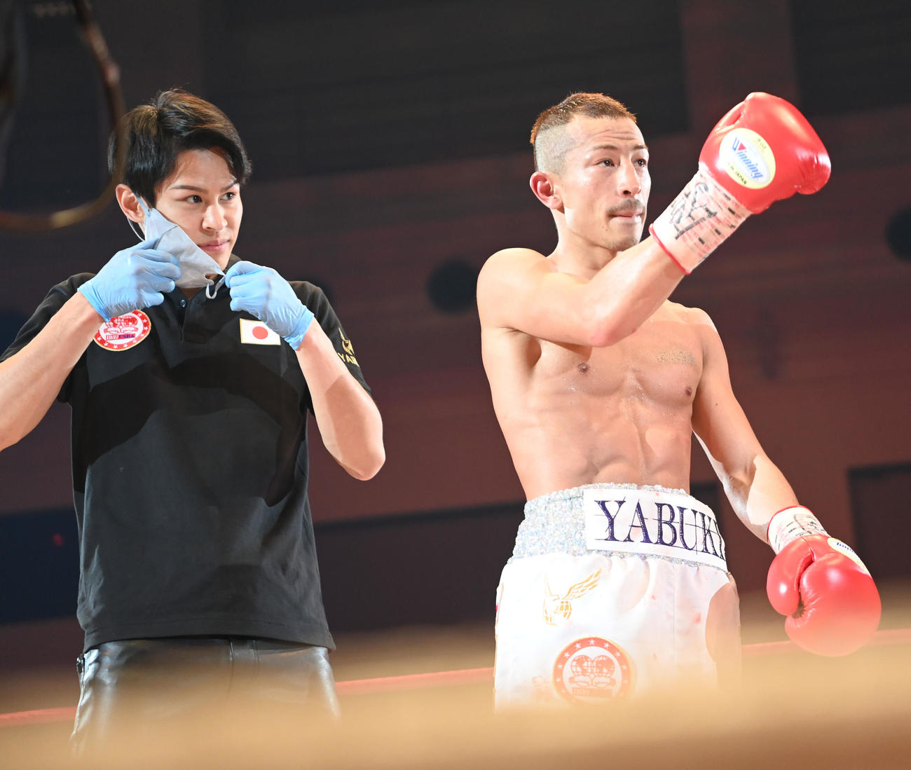 11回、ロナルド・チャコンをTKOで破った矢吹正道（右）。左は力石政法（撮影・前岡正明）