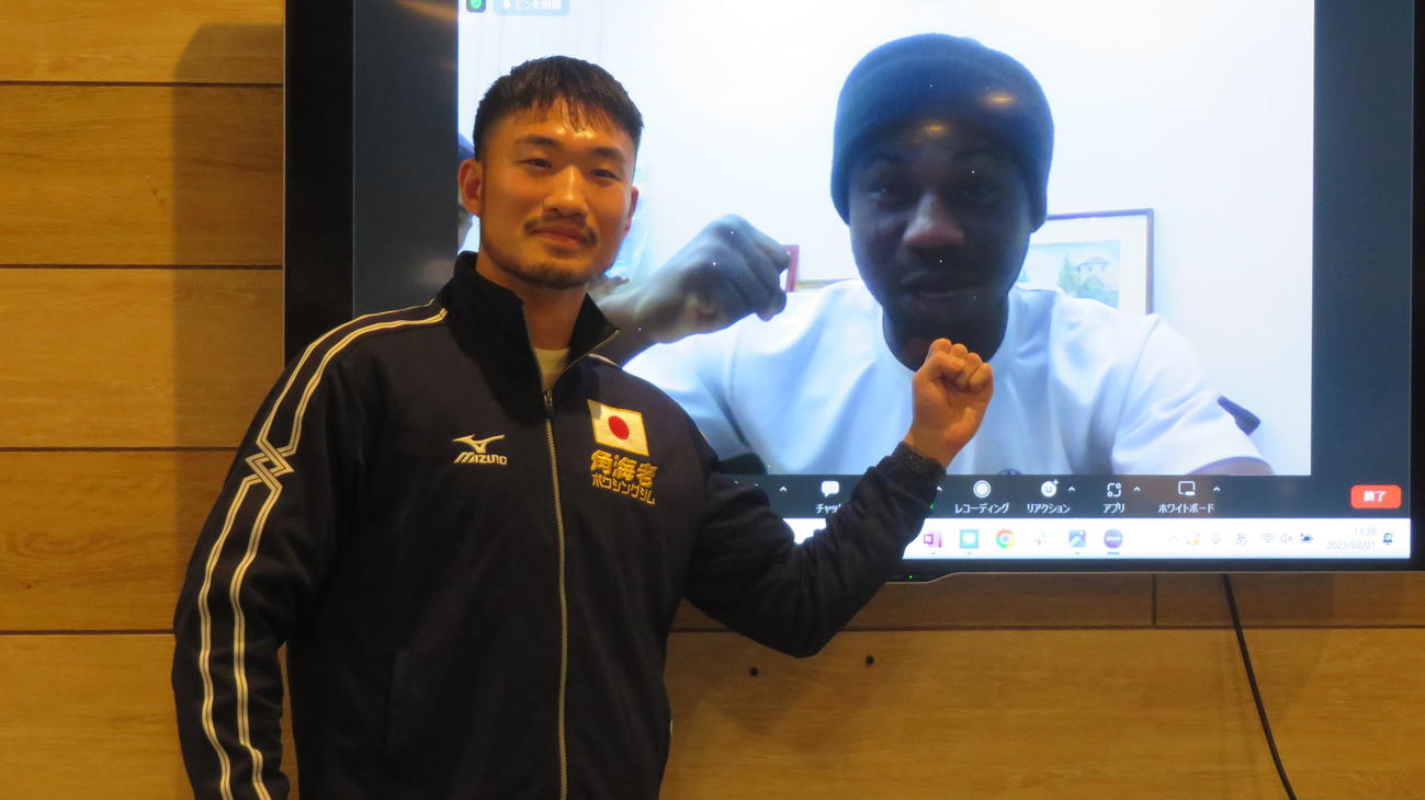 3月20日の東京初試合を控え、オンラインで会見したボビー・オロゴンの「刺客」リドワン・オイコラ（右）。左は対戦相手で9勝4KO無敗の李鎮宇